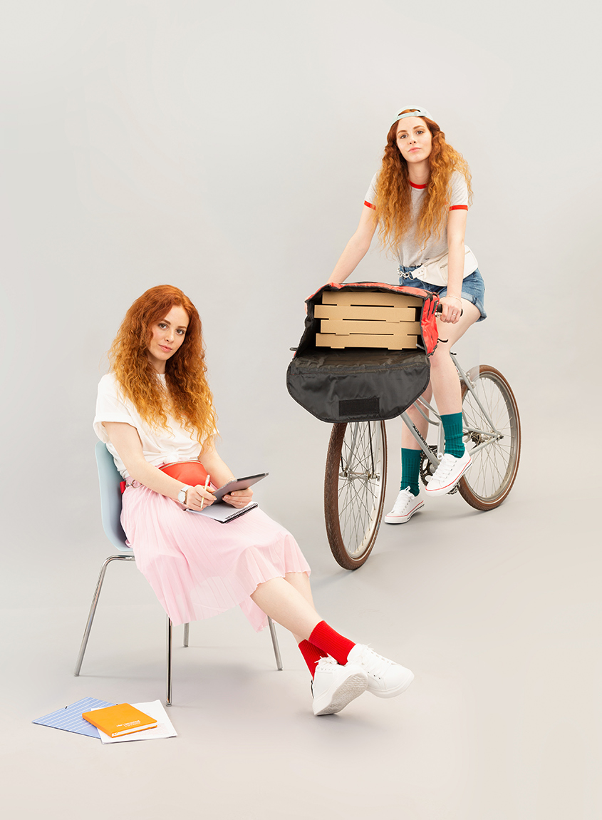 La misma joven dos veces, una sentada tomando notas en una libreta, otra sobre una bicicleta de reparto de pizzas a domicilio