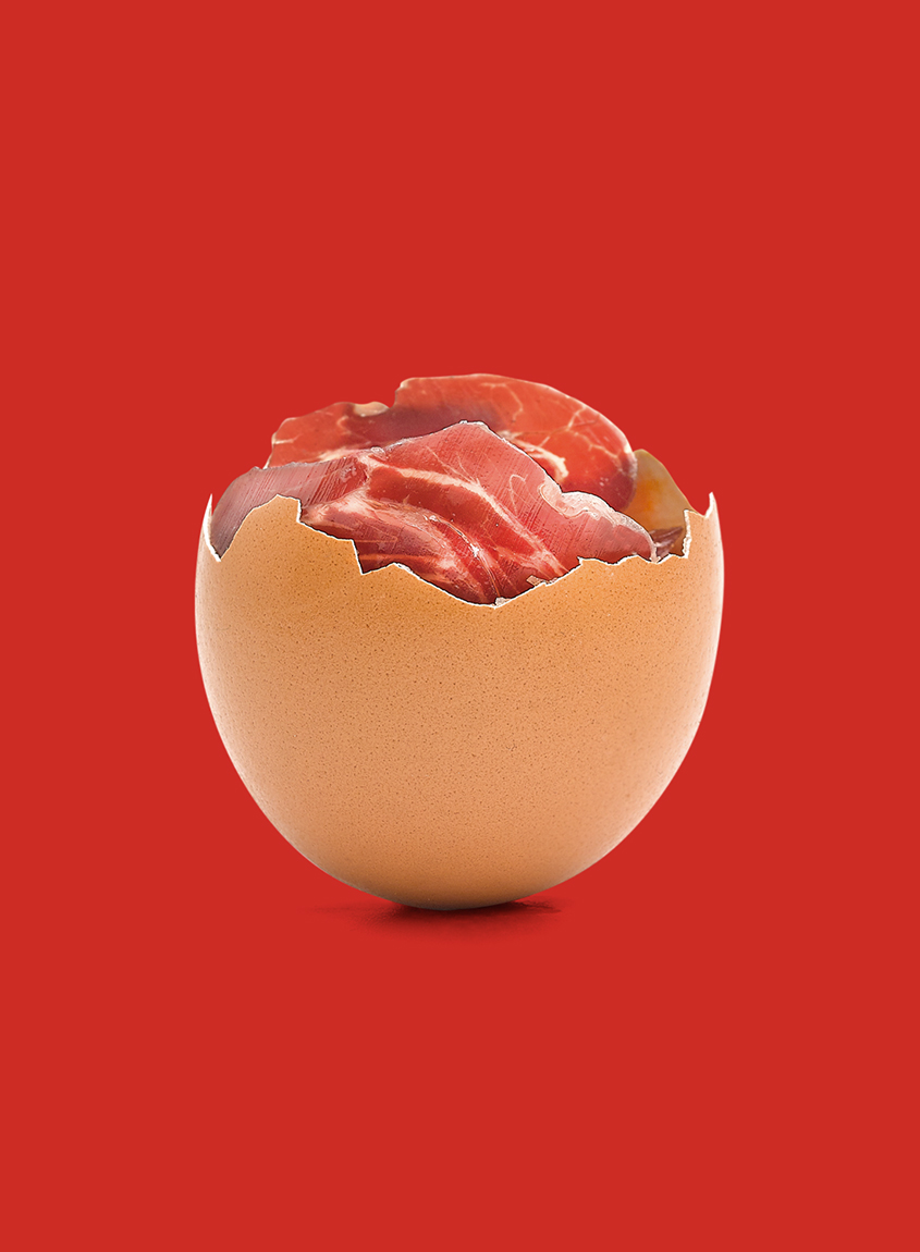 Imagen publicitaria de media cáscara de huevo con lonchas de jamón serrano