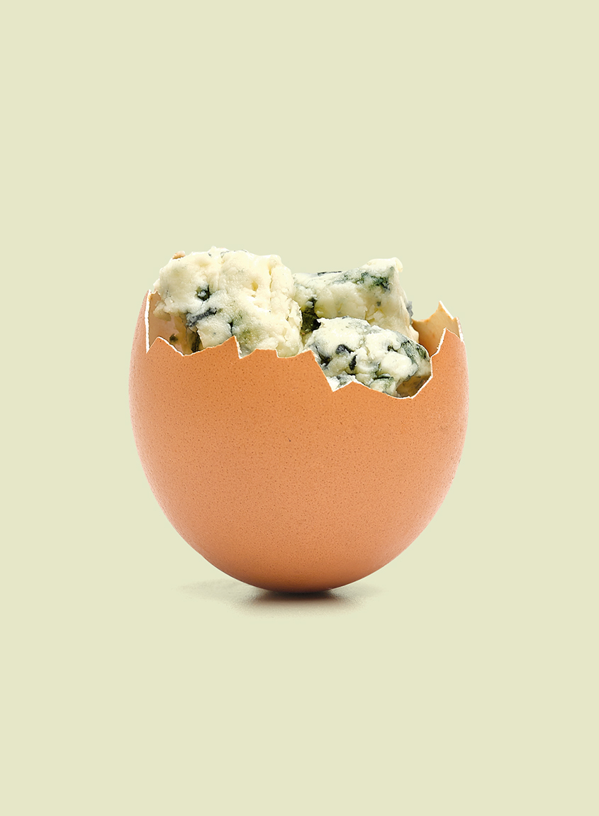 Imagen publicitaria de media cáscara de huevo con queso azul