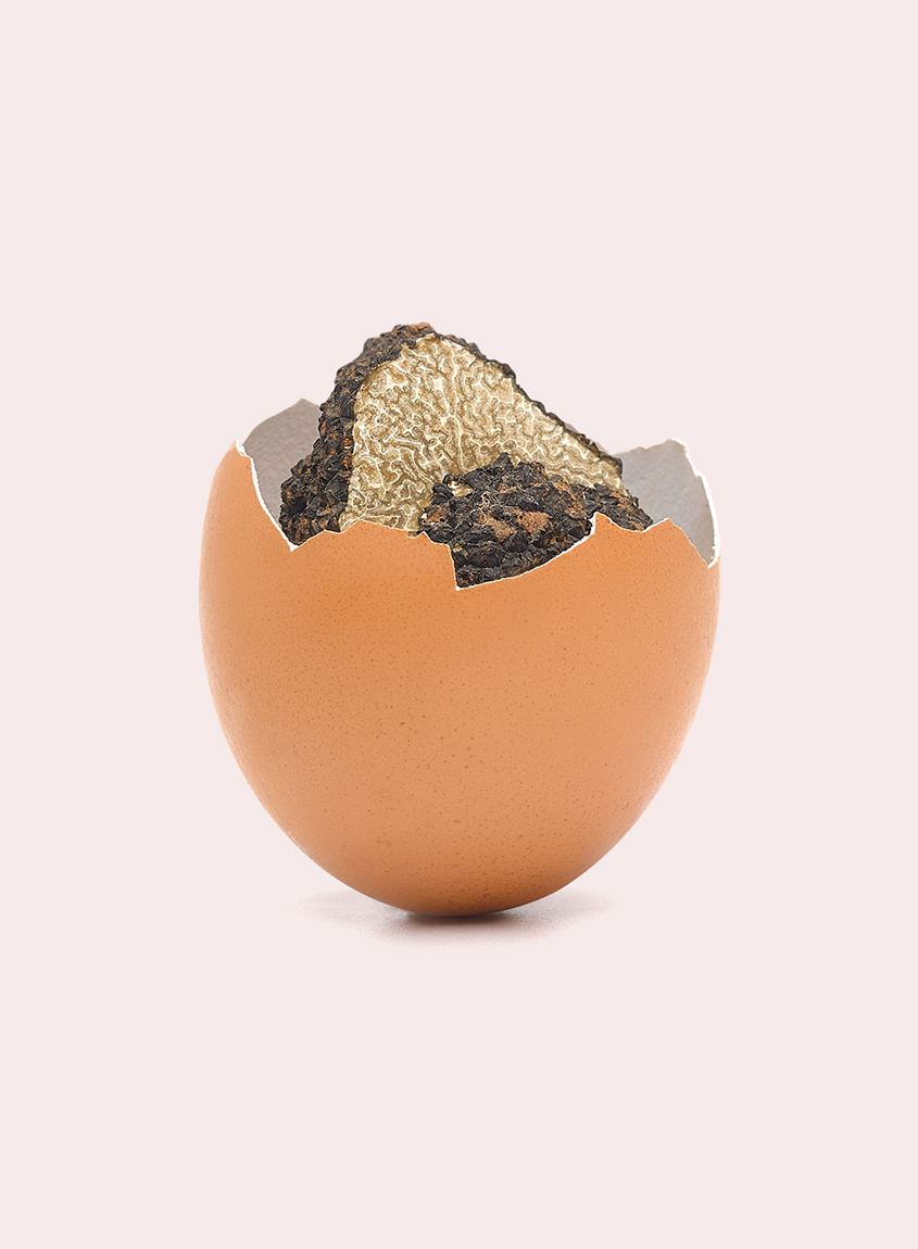Imagen publicitaria de media cáscara de huevo con trufa entera