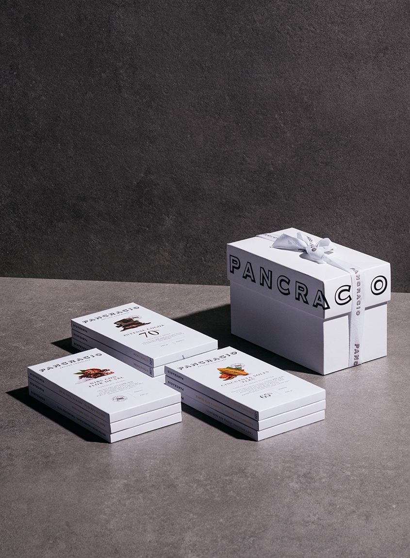 Tabletas y caja de chocolates Pancracio sobre un fondo pétreo