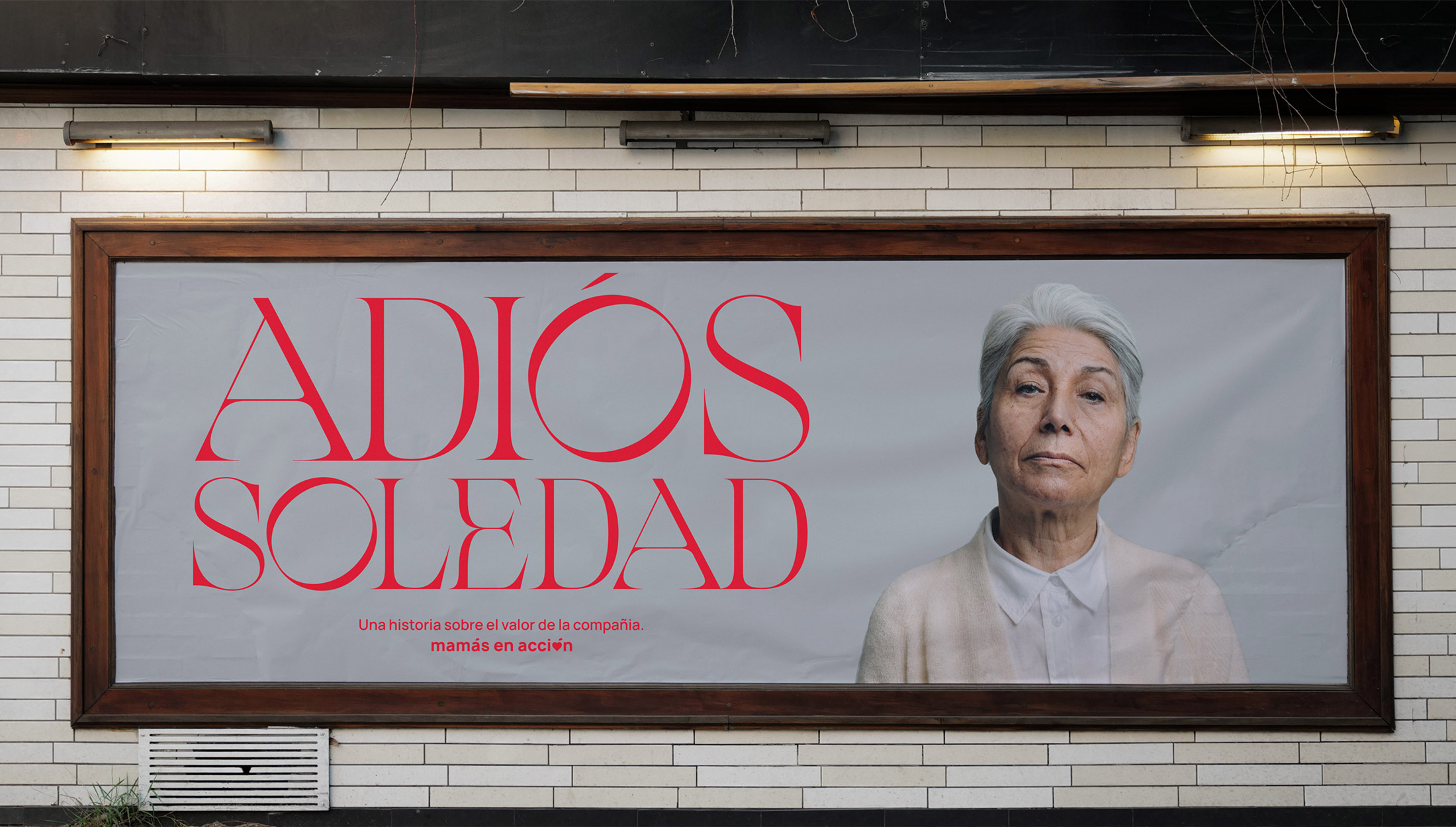 Cartel en valla publicitaria anunciando el vídeo Adiós Soledad