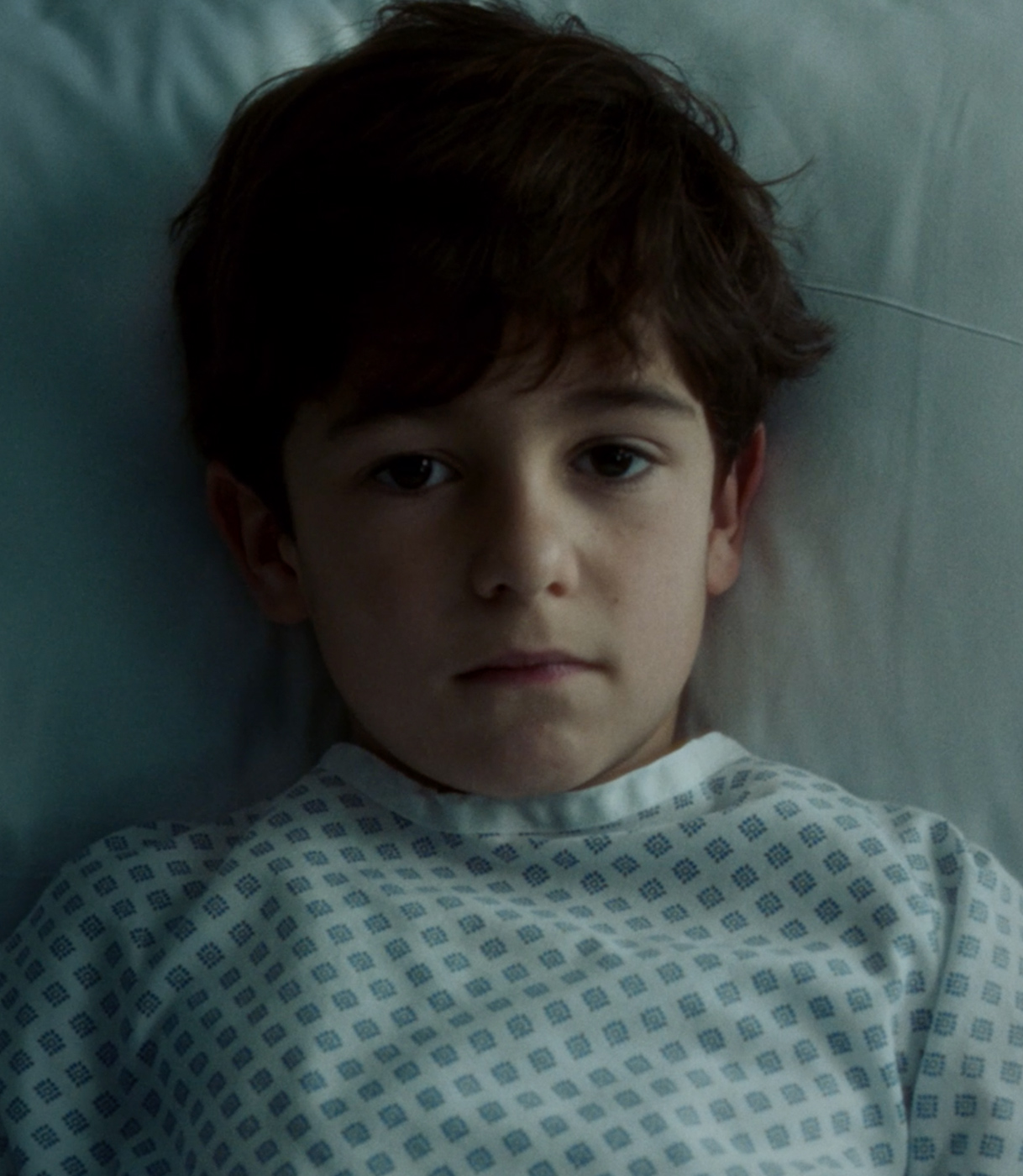 Retrato de un niño pequeño en la cama de un hospital