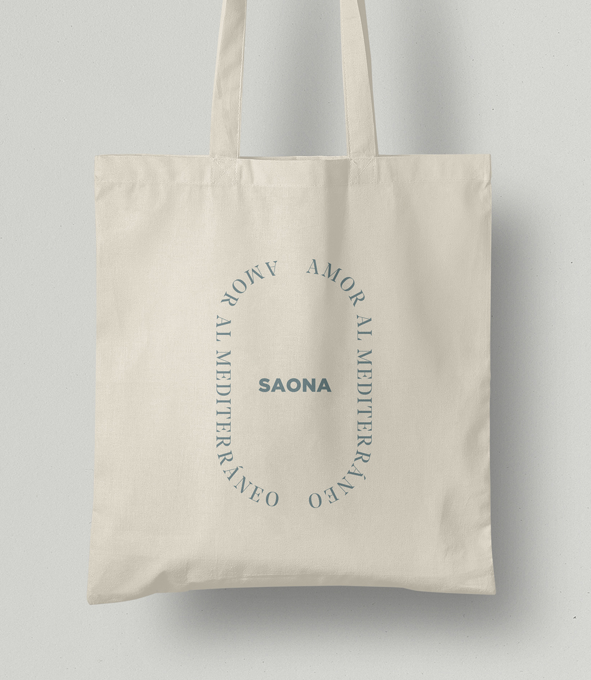 Bolso de tela diseñado para Saona con su lema: Amor por el mediterráneo