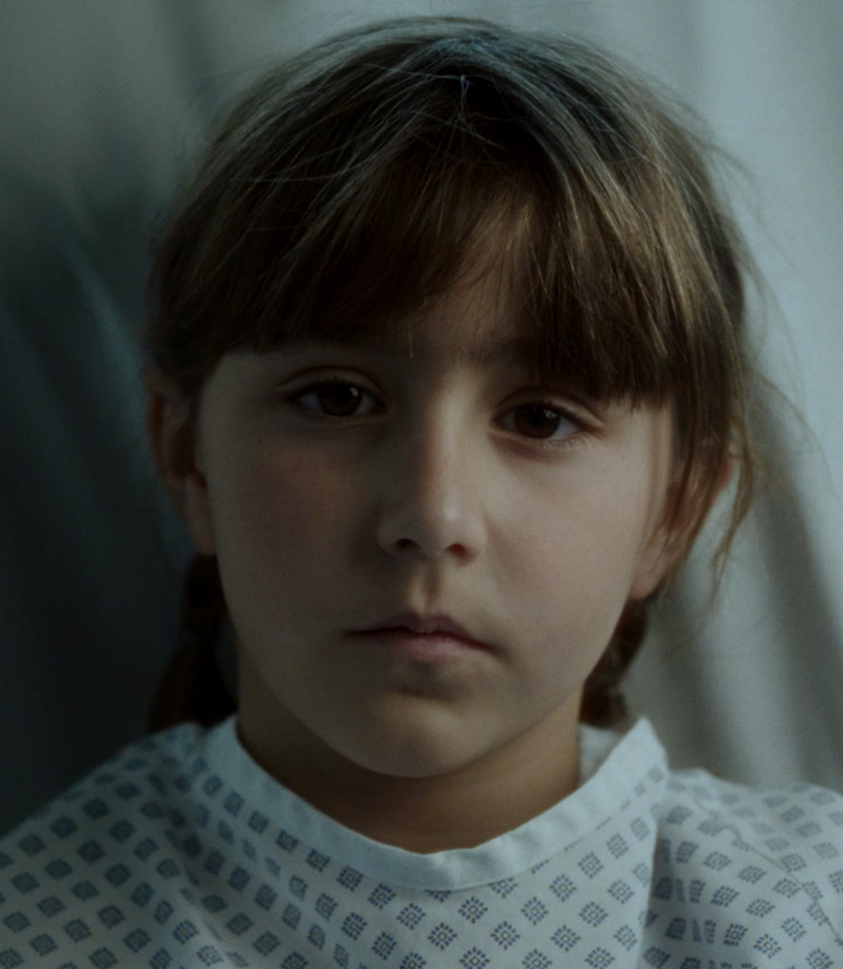 Retrato de una niña pequeña en la cama de un hospital