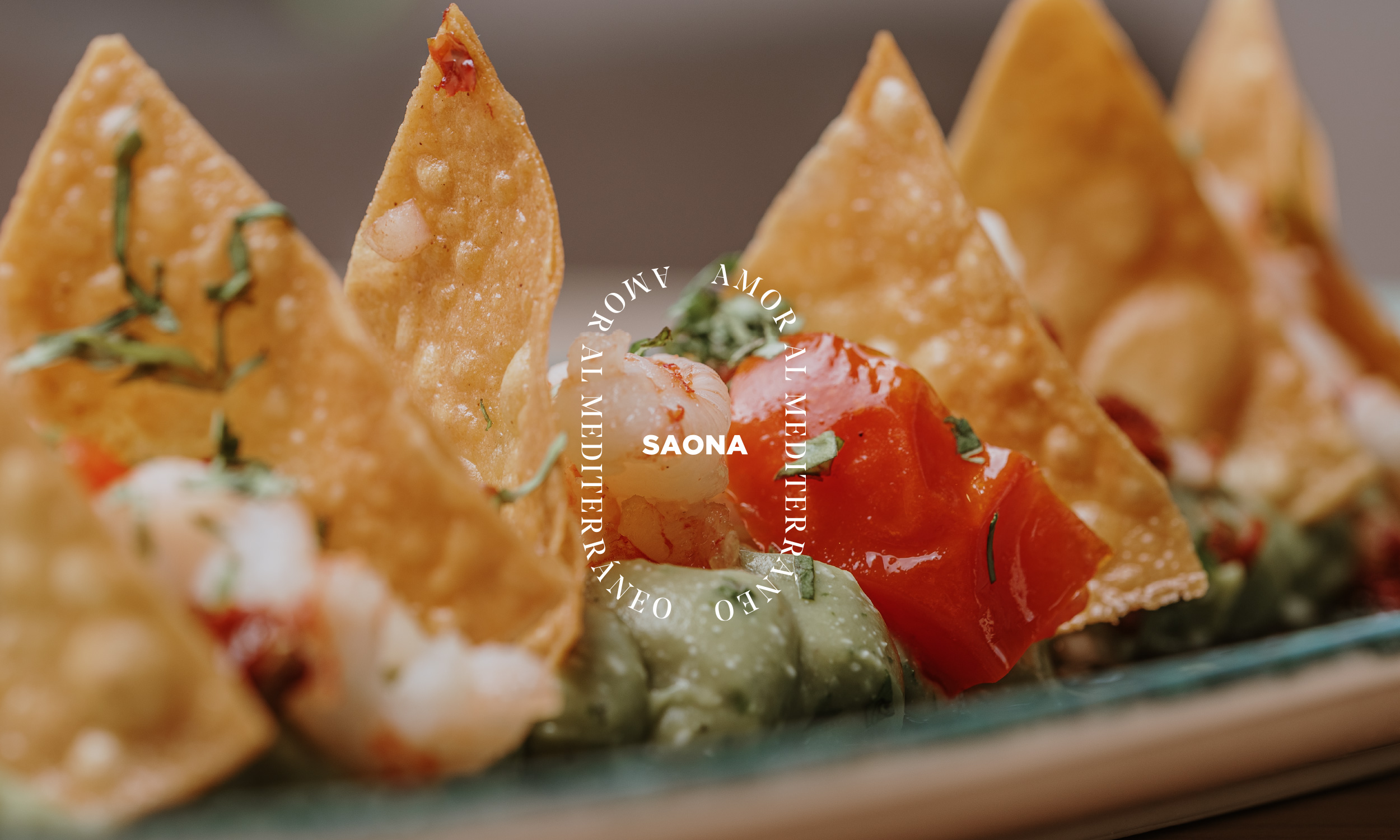 Foto de gran detalle de un plato de Saona con su lema sobre impreso: Amor al mediterráneo