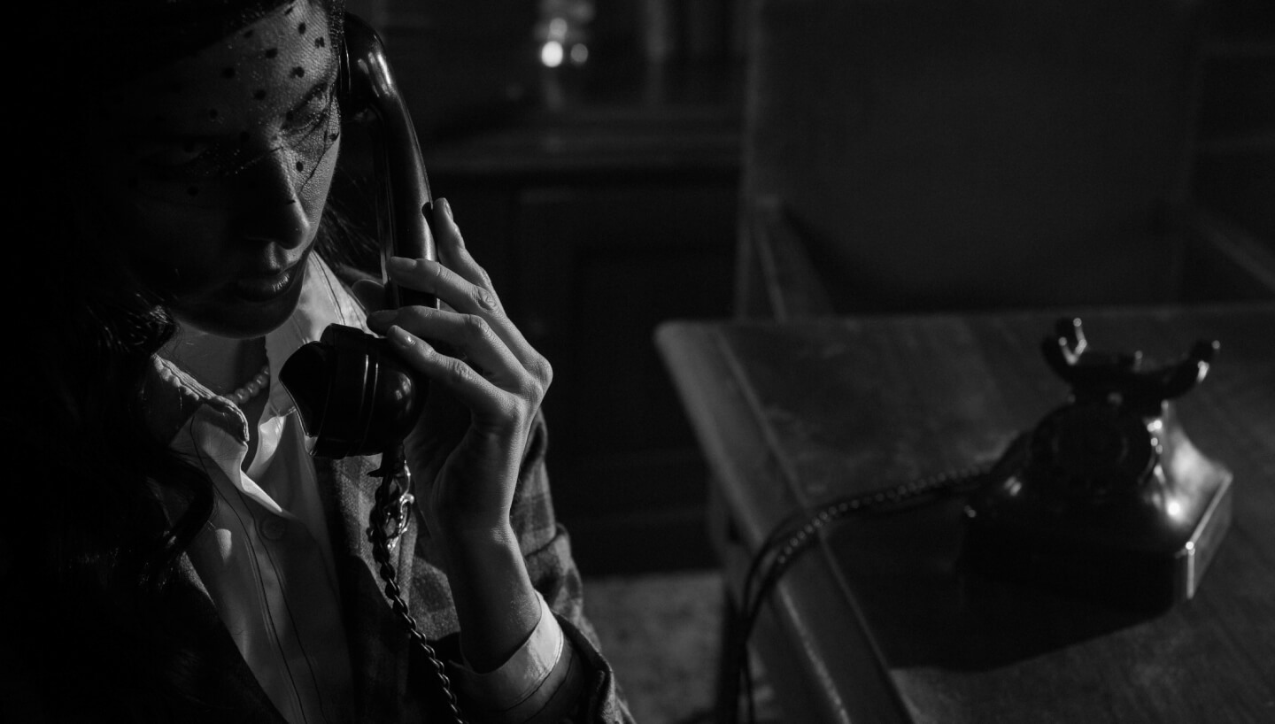 Fotograma del vídeo publicitario en blanco y negro en la que una mujer habla por teléfono