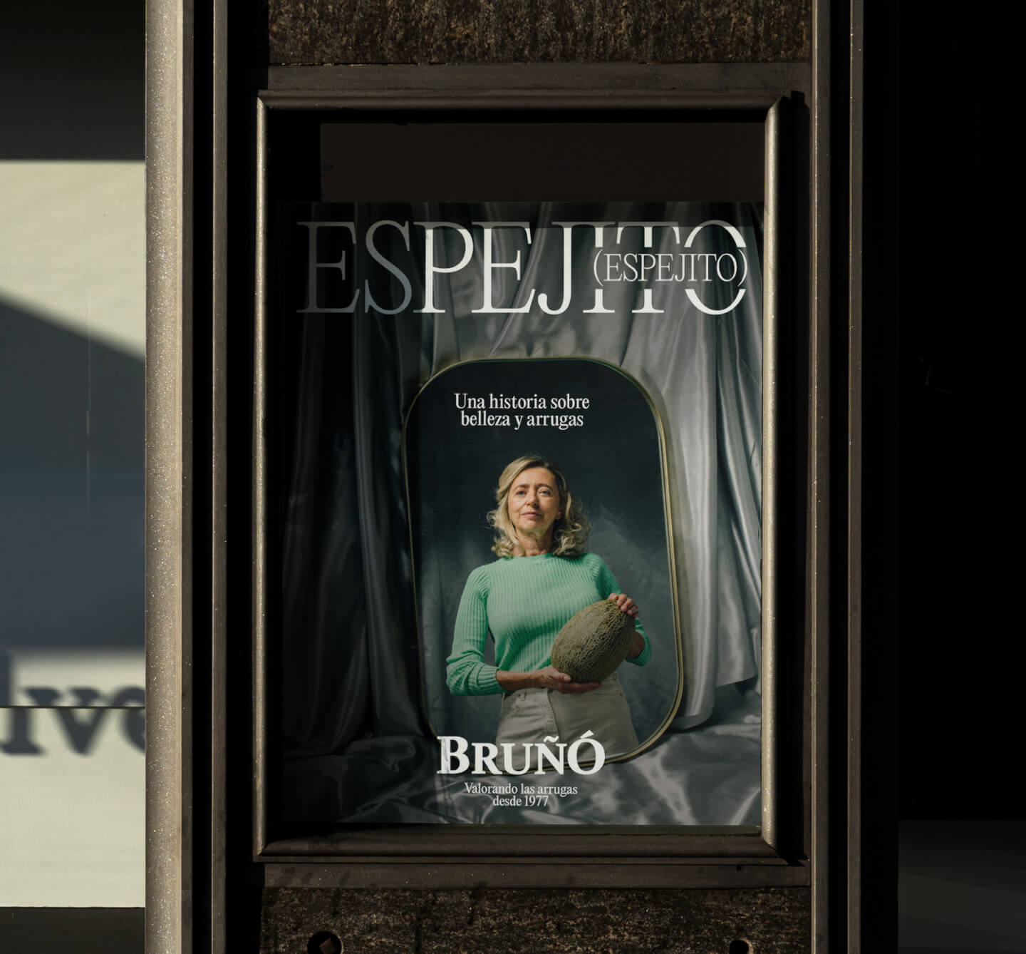 Cartel publicitario del vídeo Espejito espejito con mujer en el espejo sosteniendo un melón