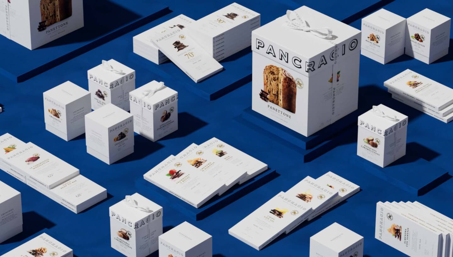 Exposición de packaging de chocolates pancracio sobre un tablero azul como si fuera una ciudad