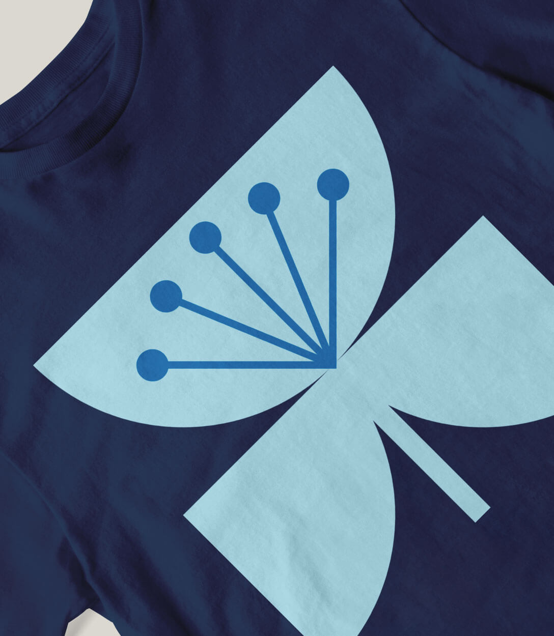 Detalle de camiseta diseñada para Saona azul oscuro con dibujo en azul claro